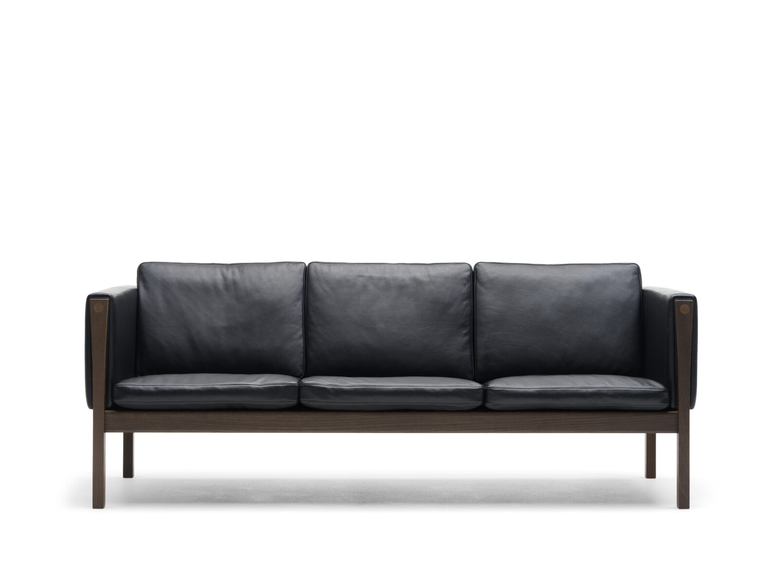 CH163 soffa CH163 soffa i oljad valnöt