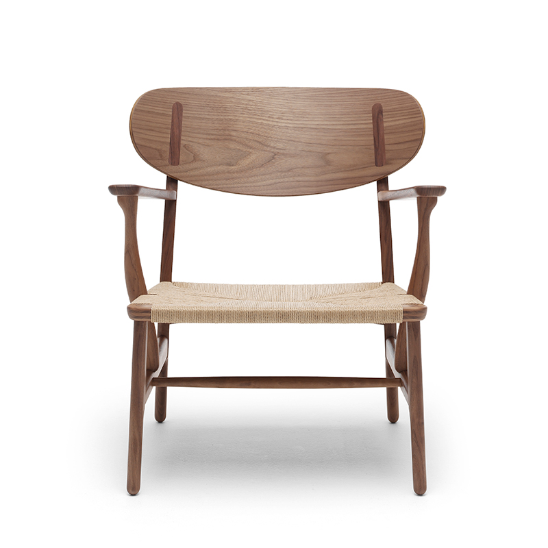 CH22 fåtölj från Carl Hansen & Søn CH22 fåtölj i valnöt