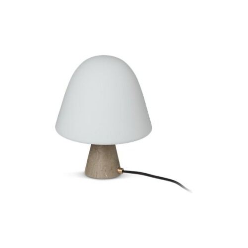 Fredericia Meadow Lamp har en bas i kalksten och lampskärm i opalglas.