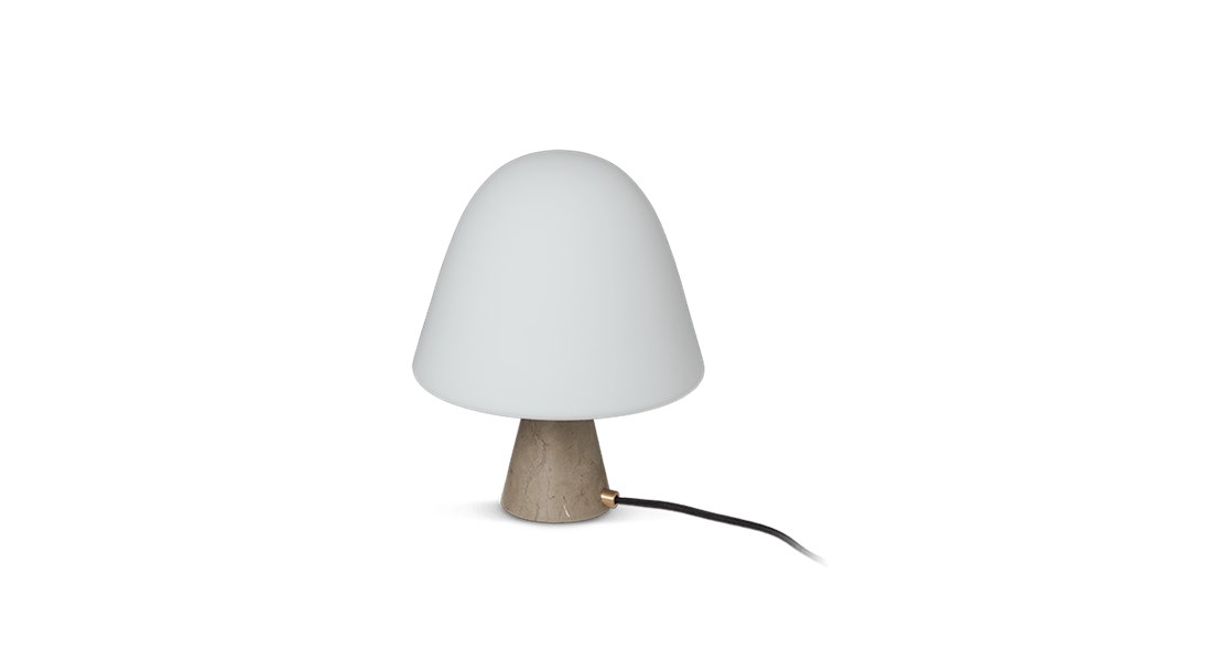 Fredericia Meadow Lamp Fredericia Meadow Lamp har en bas i kalksten och lampskärm i opalglas.
