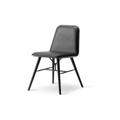 Fredericia Spine Wood base är klädd med skum och täckt i tyg eller läder.