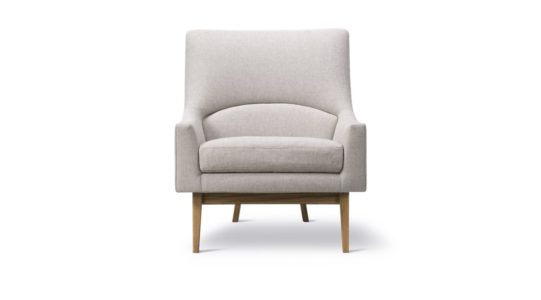 Fredericia A Chair Fredericia A Chair har ben av massivt trä samt avtagbar sittdyna med skumkärna i fjäderomslag.