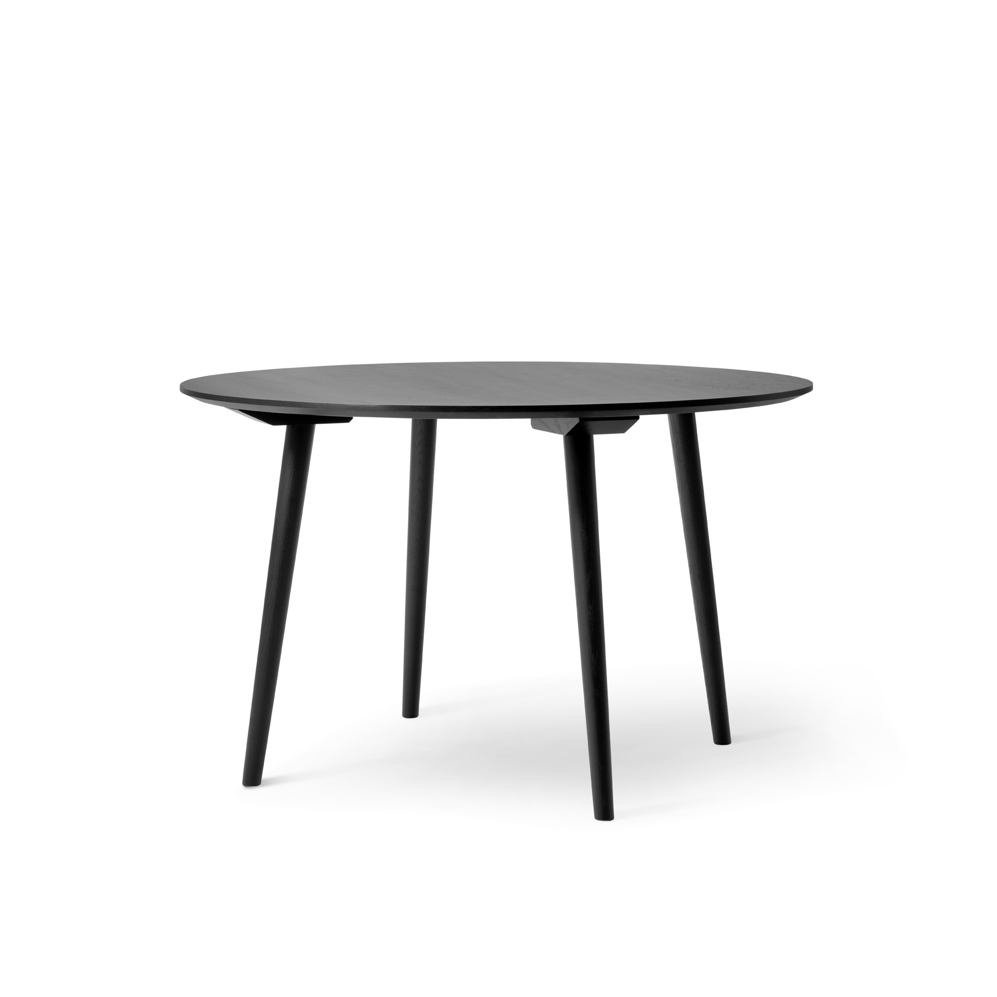 In Between SK4 black stained oak In between SK4 runt bord i svart ek massiv