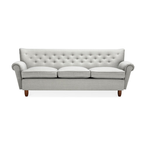Carl Malmsten soffa Särö är en stilren designsoffa tillverkad av massiv furu och dubbelfjädrande resår med nozagfjädrar i kombination med spiralfjädrar.