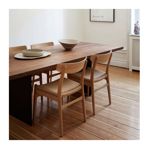 Carl Hansen CH23 i ek till ett valnötsbord