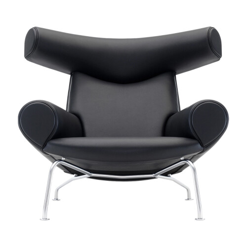 Ox Chair designad av Wegner i svart läder med underrede i rostfritt stål