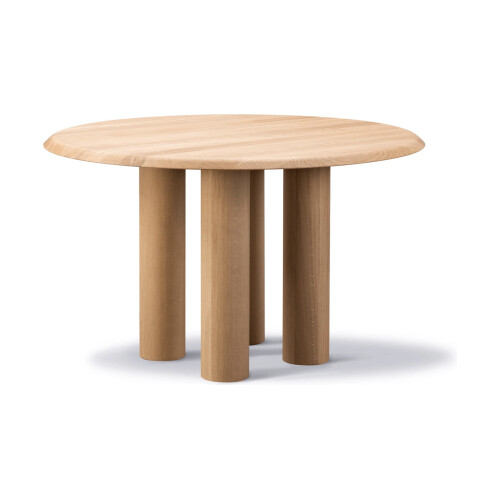 Fredericia Islets table i oljad ek med fyra pelare som ben.
