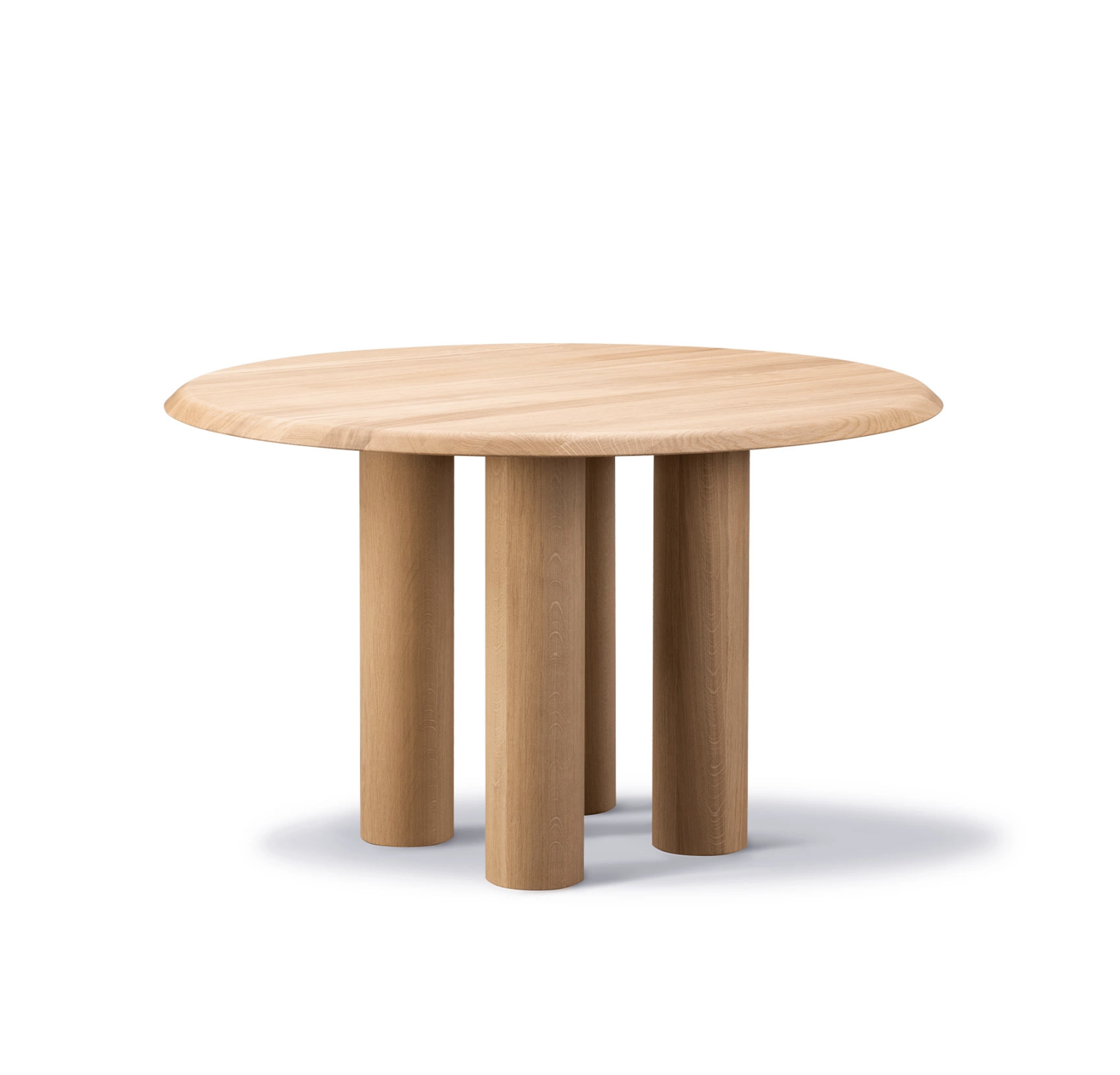 Fredericia Islets table Fredericia Islets table i oljad ek med fyra pelare som ben.