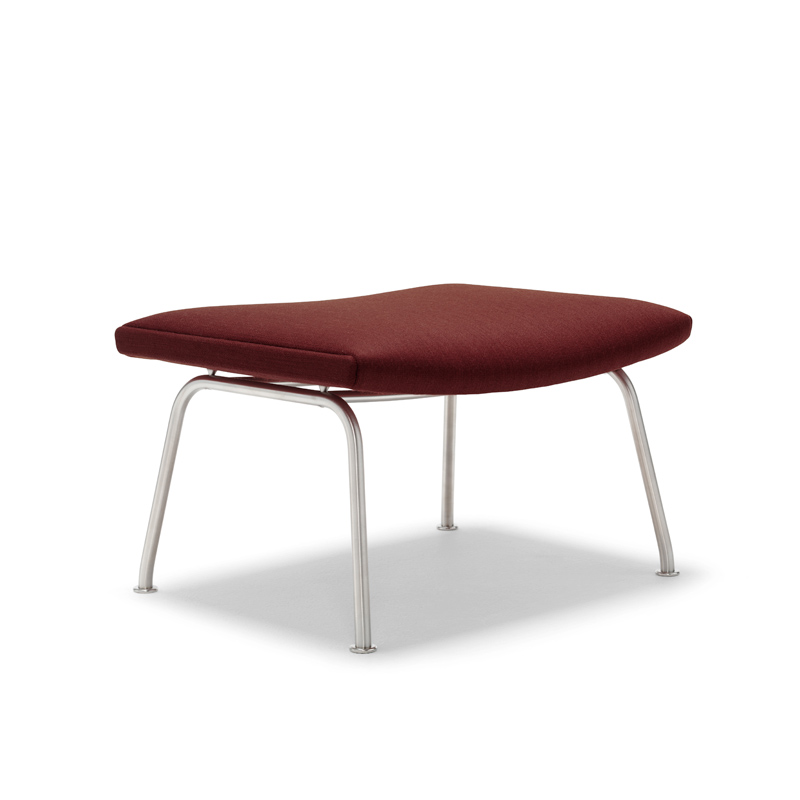 CH446 fotpall från Carl Hansen & Søn CH446 fotpall är tillverkad med en ram i bok och ben i rostfritt stål