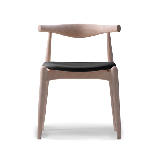 CH20 stol från Carl Hansen & Søn CH20 stol från Carl Hansen & Søn i tvålad ek.