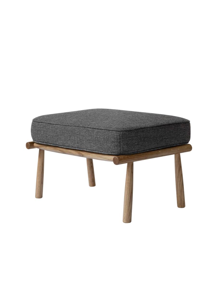 DUX Domus Wood fotpall Domus pall i massiv ek och plymåer av läder- eller tyg.