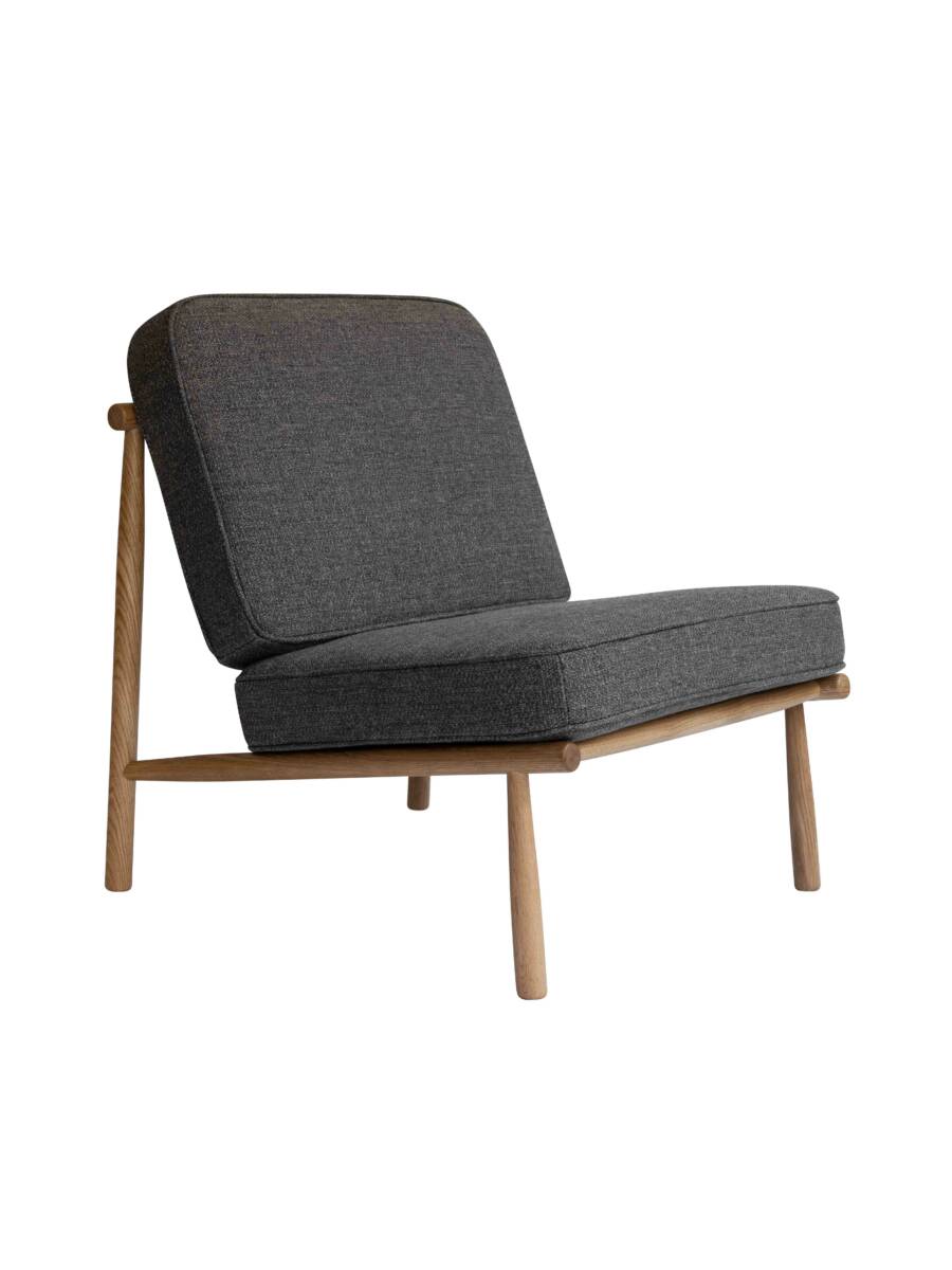 DUX Domus Wood fåtölj Ram i vaxoljad ek med bärande flätad sadelgjord i linne. Tyg eller läderklädsel.