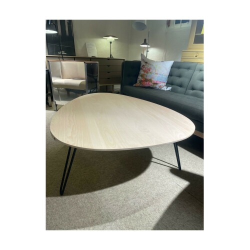 AK 1860 Coffee Table är tillverkad av massiv ek och svartlackerade stålben.