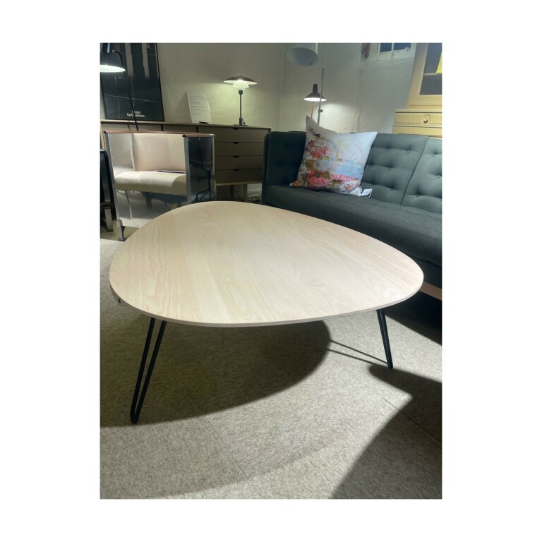 AK 1860 Coffee Table är tillverkad av massiv ek och svartlackerade stålben.