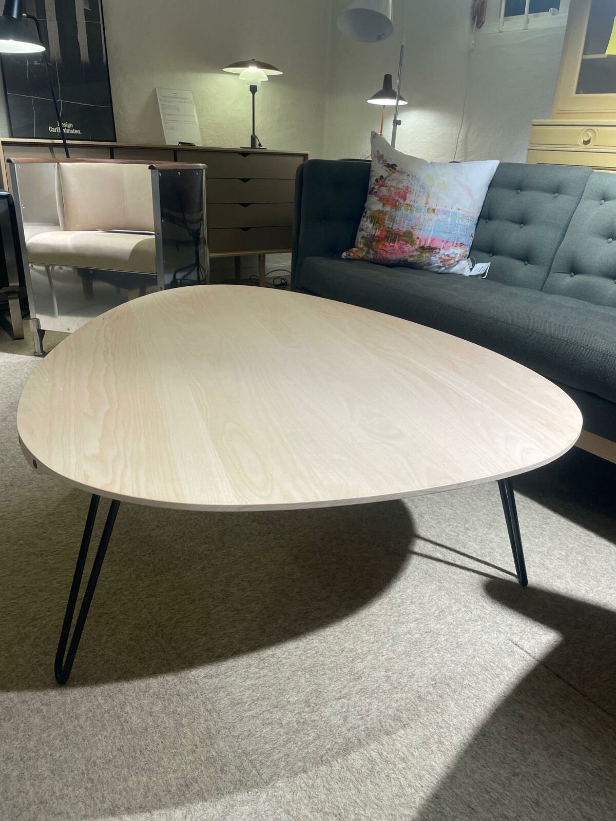 AK 1860 Coffee Table AK 1860 Coffee Table är tillverkad av massiv ek och svartlackerade stålben.