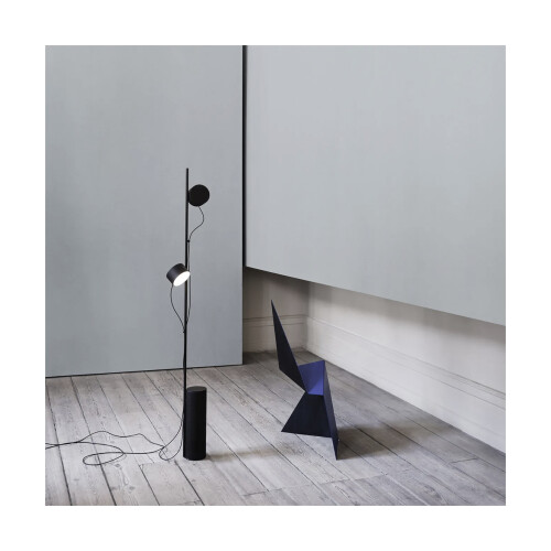 Golvlampa Post från MUUTO med ett stativ i stål och två magnetiska led lampor.