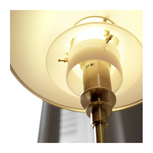Undersidan av en limiterad PH 3/2 lampa i rå mässing