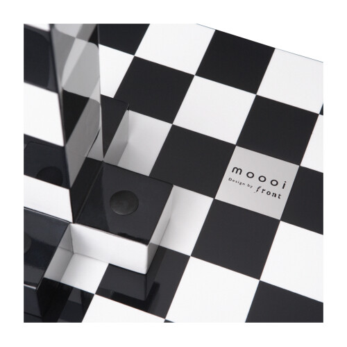 MOOOI Chess bord med svarta och vita rutor. Går att spela schack på.