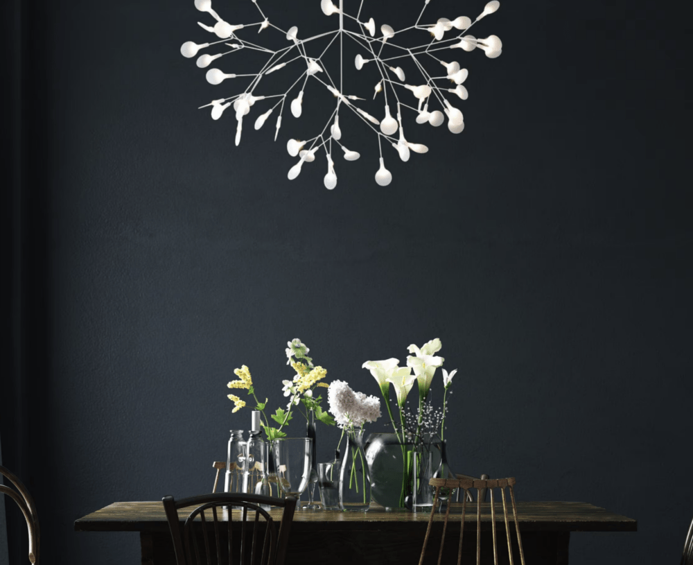 MOOOI Heracleum III lampa i vitt över ett bord med blommor