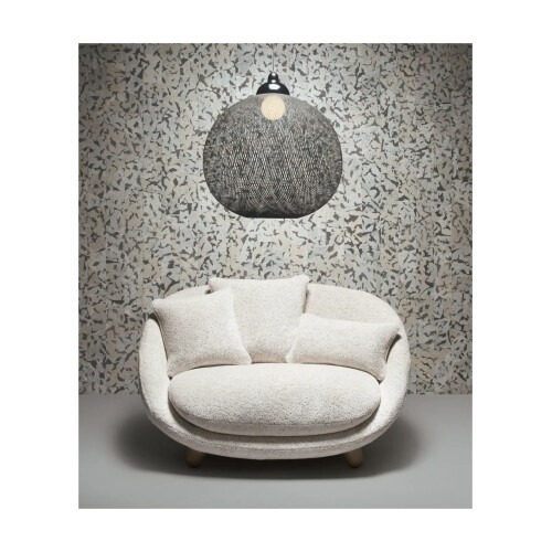 MOOOI love sofa med ljust tyg och rökta ekben med en lampa hängande över i miljöbild