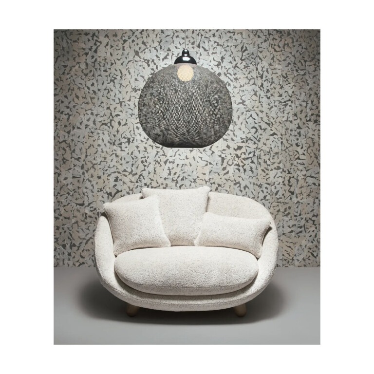 MOOOI love sofa med ljust tyg och rökta ekben med en lampa hängande över i miljöbild