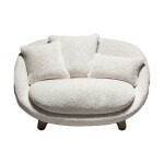 MOOOI love sofa med ljust tyg och rökta ekben.
