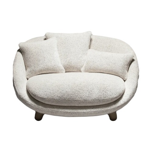 MOOOI love sofa med ljust tyg och rökta ekben.