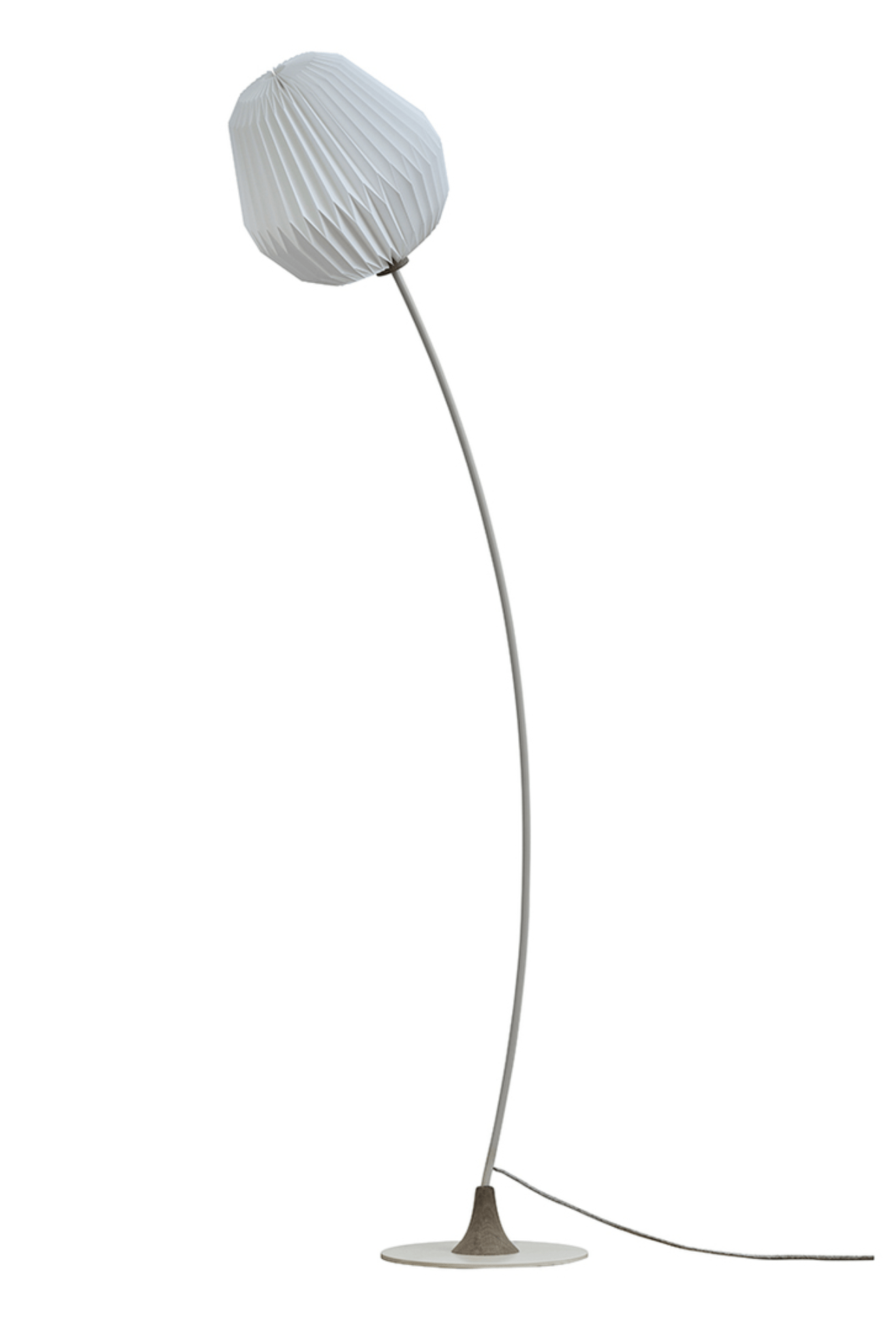 Le Klint - Bouquet Floor Golvlampa 330 Bouquet från Le Klint. Handvikt plastskärm med fot i massiv ek och en stabild stålplatta. Inspirerad av naturens blomster.