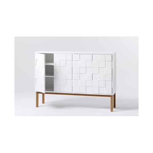 Low Cabinet är ett sideboard från A2. Denna med ekben och vitt skåp. 4st dörrar