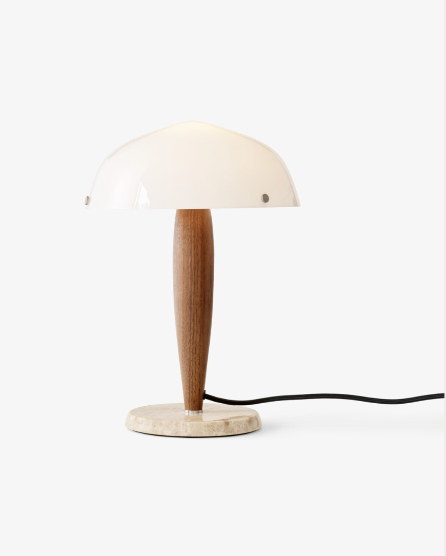 Herman SHY3 bordslampa från &tradition Herman SHY3 bordslampa från &tradition tillverkad av opalglas, massiv valnöt och marmorbas.